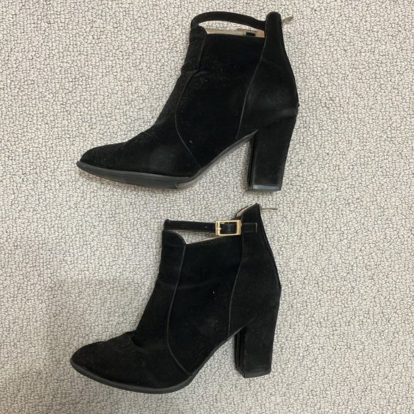 Women Buckle Decor Point Toe Chunky Heeled Fashion Boots - Picture 2 of 6